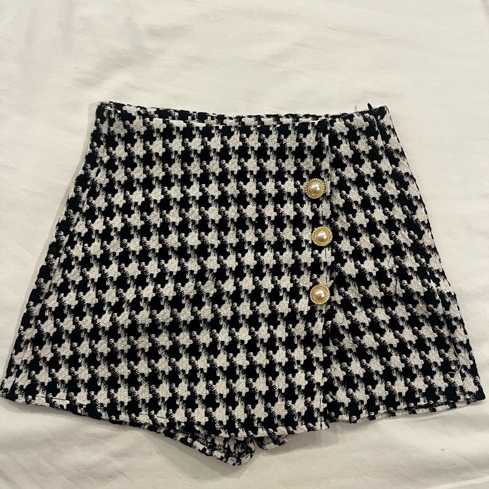 Stylish Black and White Houndstooth Women's Shorts